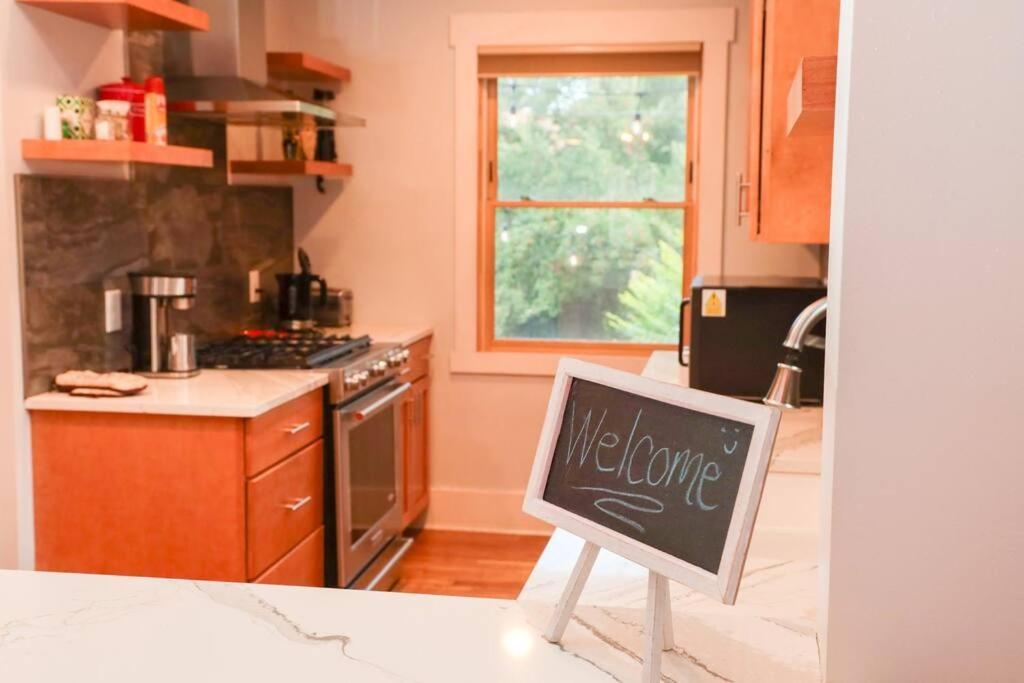 Cozy Near Restaurants, Coffeeshops, Hospitals, A Prime Spot!